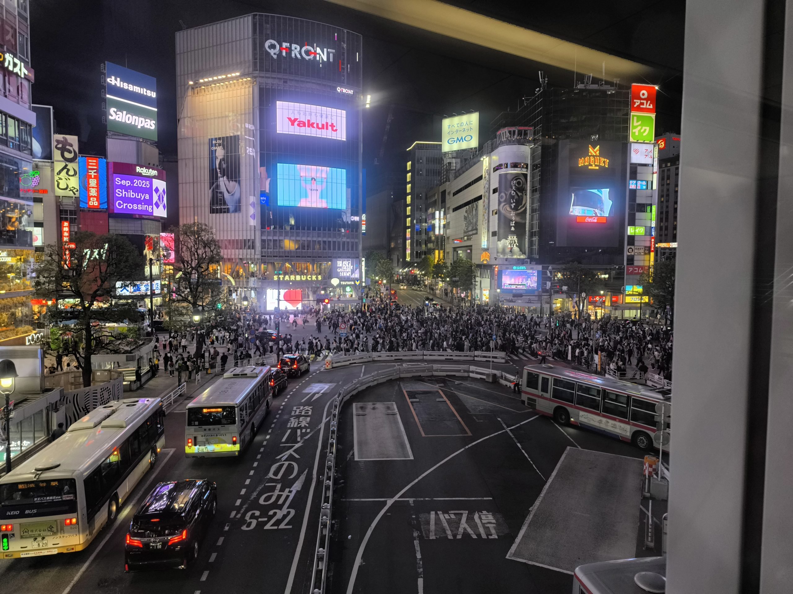 スクランブル交差点夜景